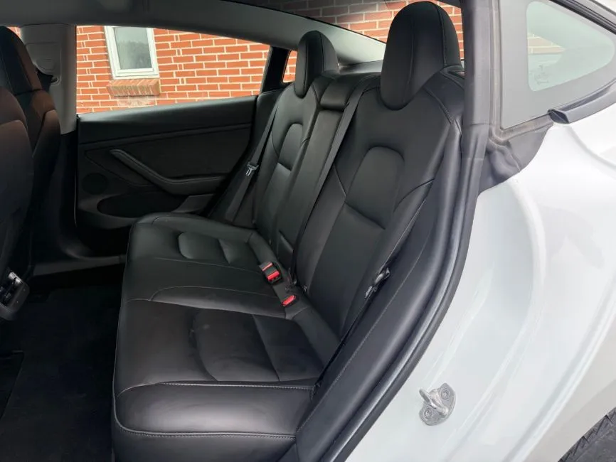 Tesla Model 3 Long Range AWD 4d Image 4