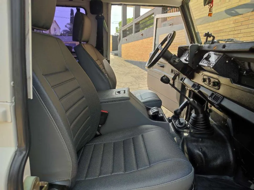 Land Rover Defender 90 único Image 12