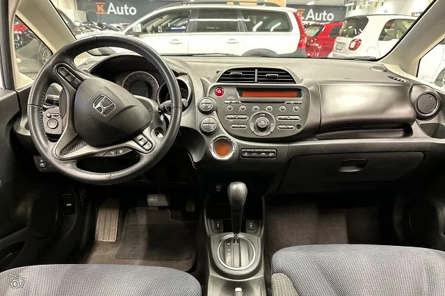 Honda Jazz 5D 1,4i Comfort Plus CVT *Vakkari / Ilmastointi / 2x renkaat* Image 7