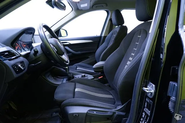 BMW X1 F48 xDrive20i A Business / Neliveto / Vakkari / Kaistavahti / Sporttipenkit / Image 9