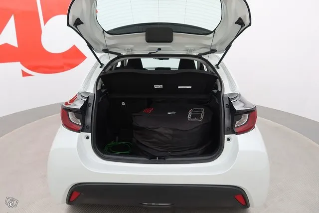 Toyota Yaris 1,5 Hybrid Active - / 1-OMISTAJA / PLUS-PAKETTI / TÄYD MERK HUOLTOKIRJA / PKAMERA / ADAPT VAKKARI / Image 9