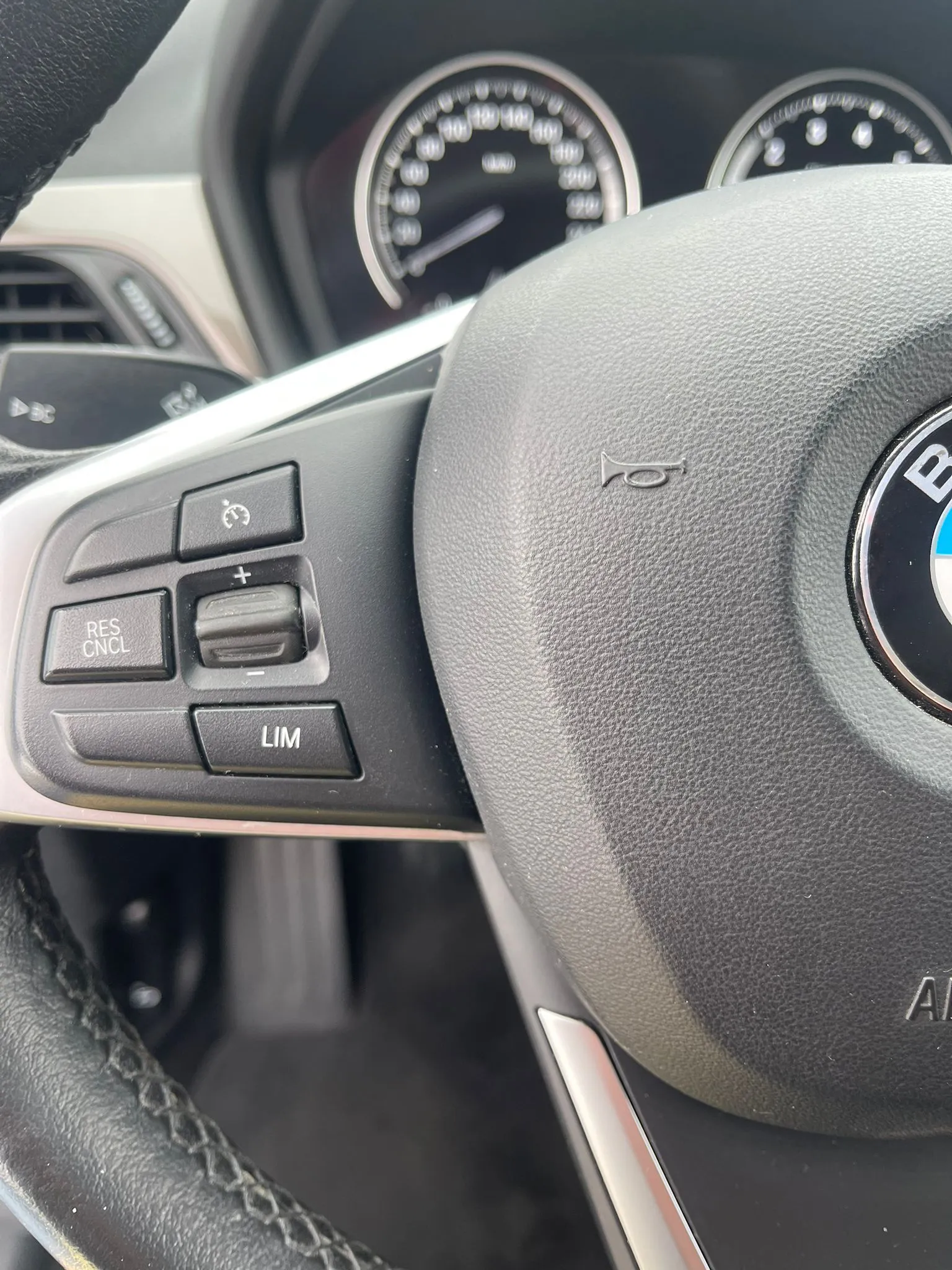 BMW X1 SDRIVE18i GRADIRAN Image 8