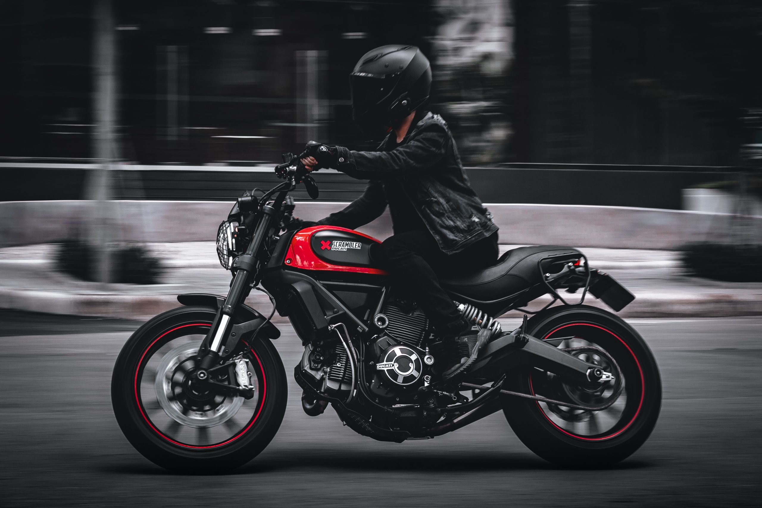 Pilote Ducati rouge en milieu urbain