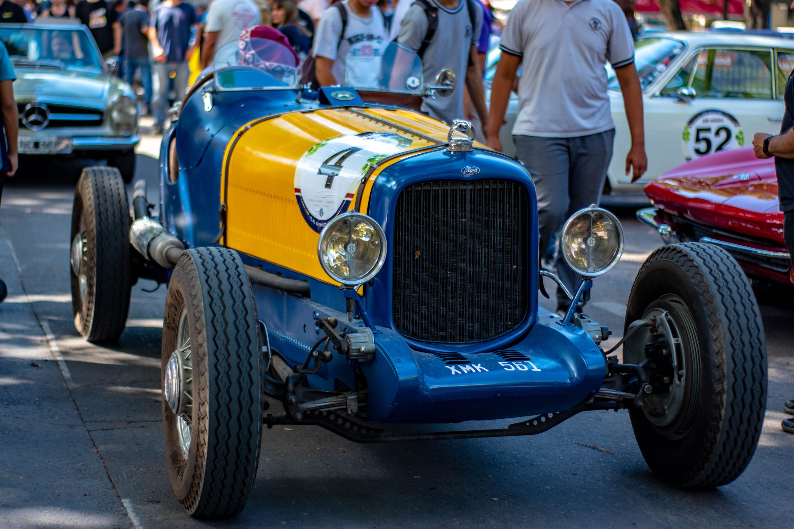 Voiture de course colorée exposée à un rassemblement