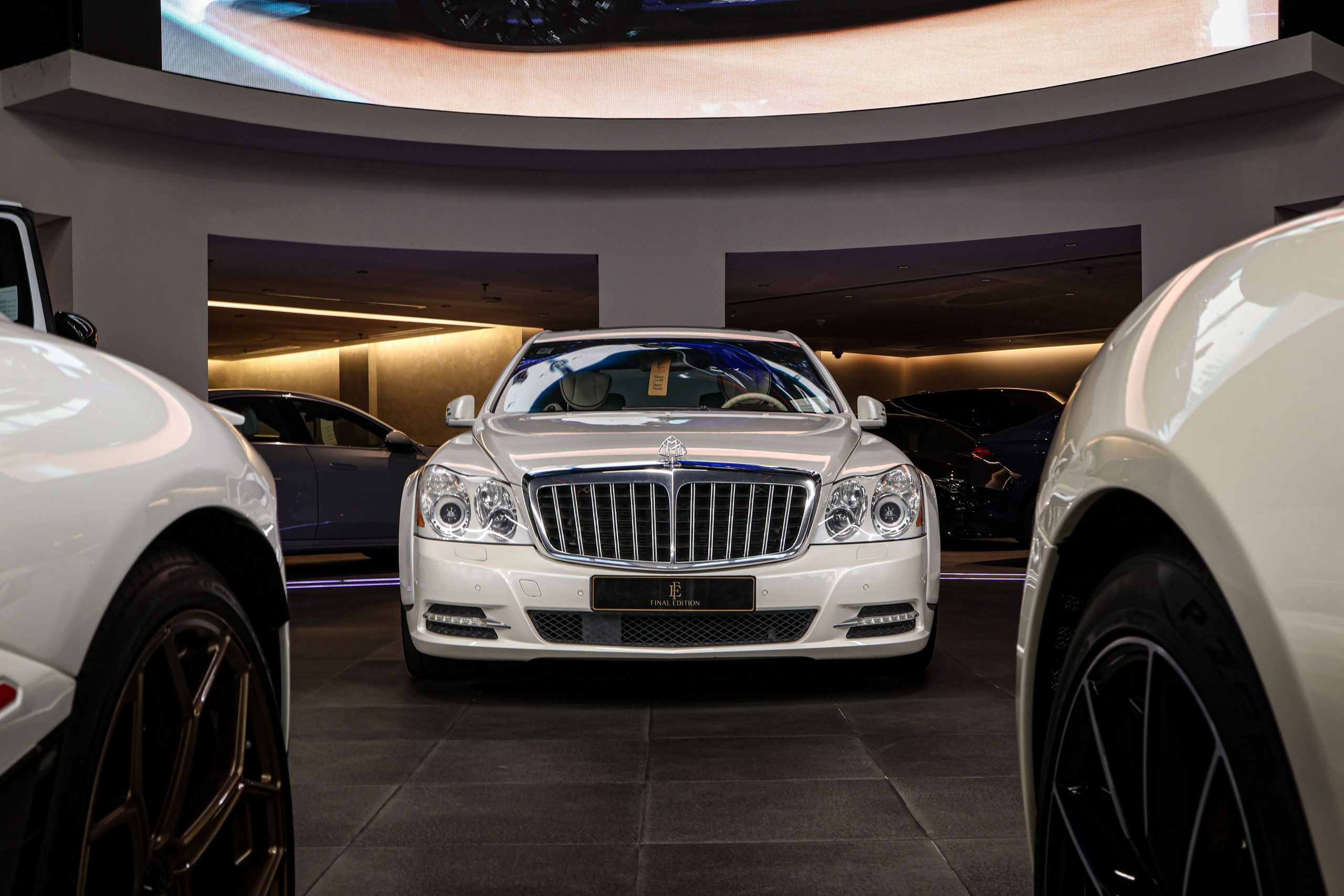 Élégante berline blanche en exposition showroom luxe