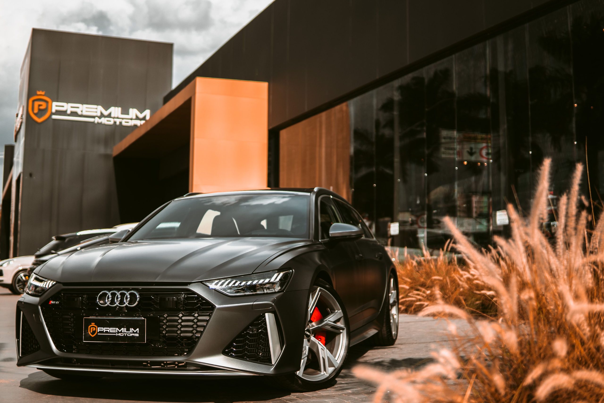 Sportive noire luxe devant showroom moderne
