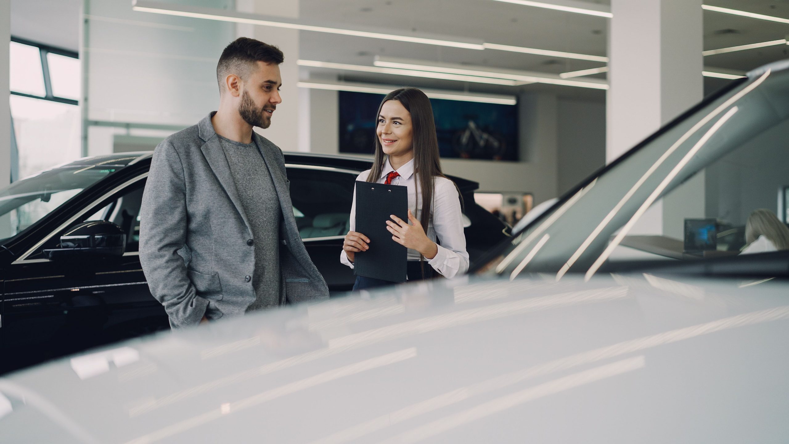 Homme consultant vendeur showroom concessionnaire automobile