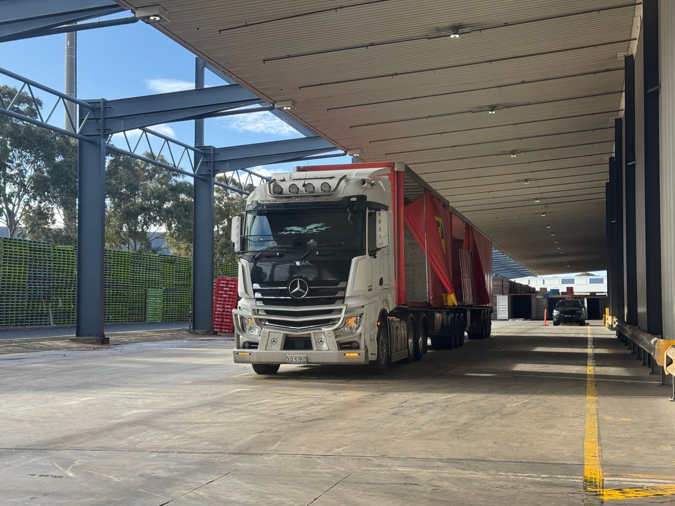 Grand camion en baie chargement zone couverte