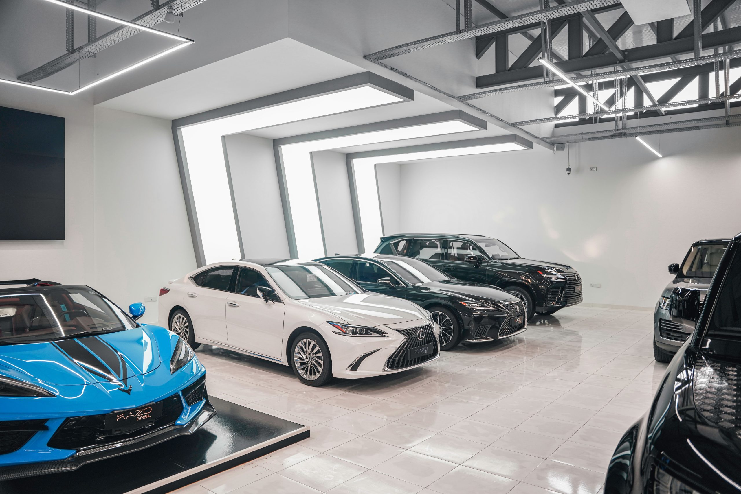 Automobiles élégantes exposées dans un showroom moderne