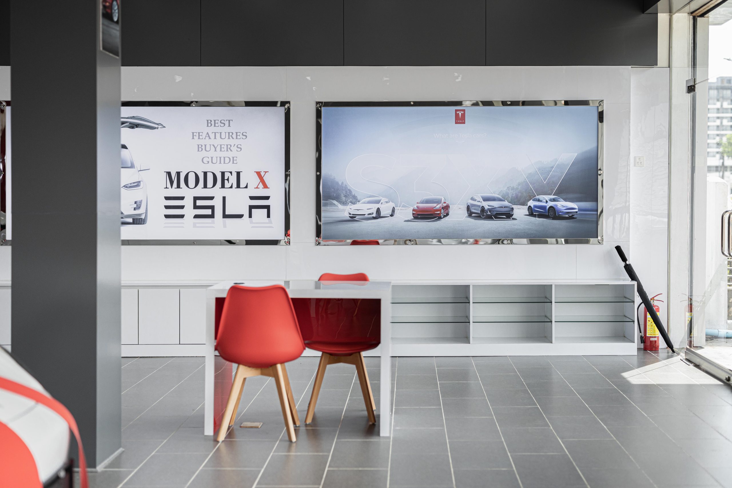 Intérieur concessionnaire spacieux avec voitures électriques