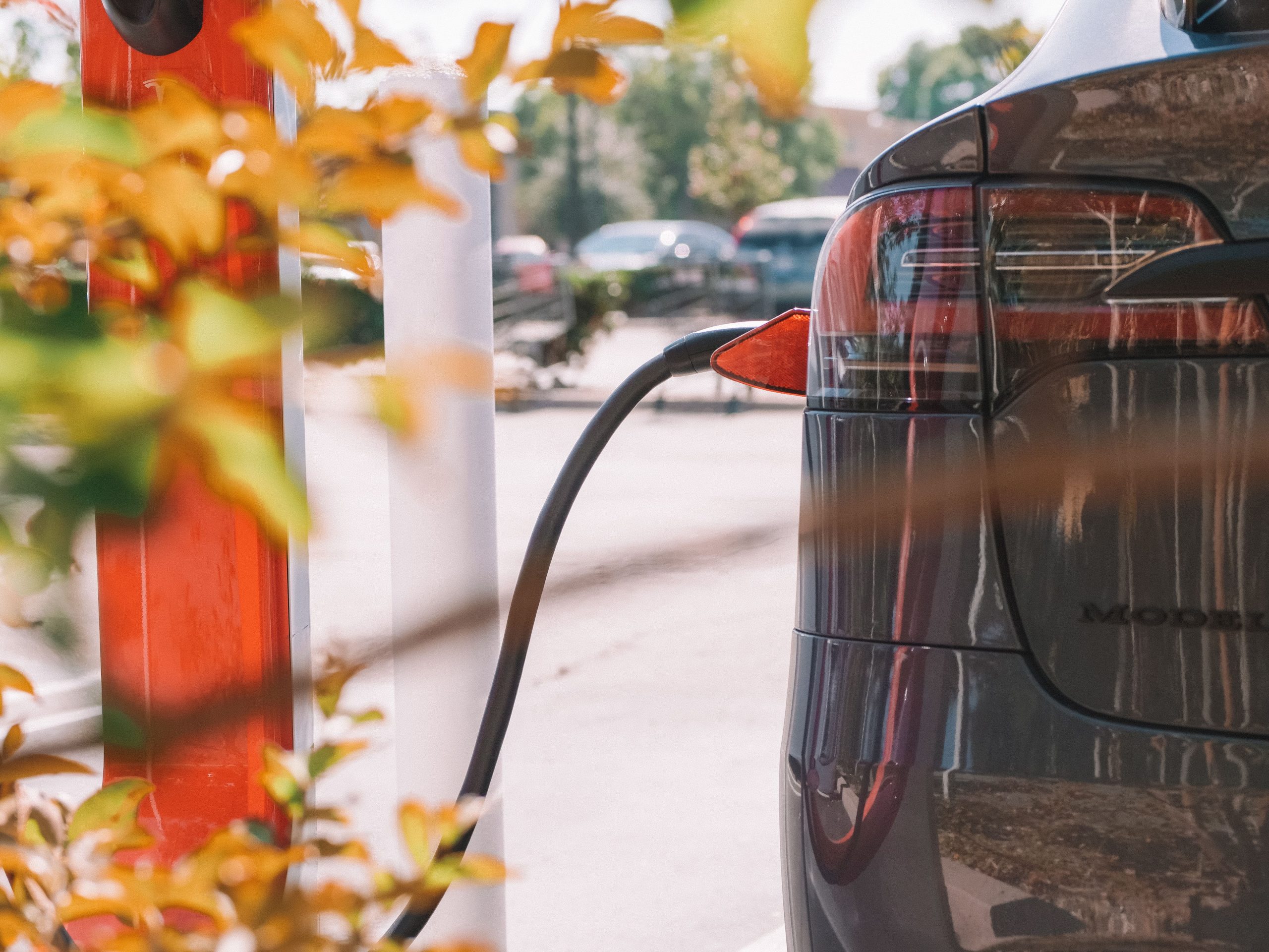 Gros plan d'une Tesla en cours de recharge