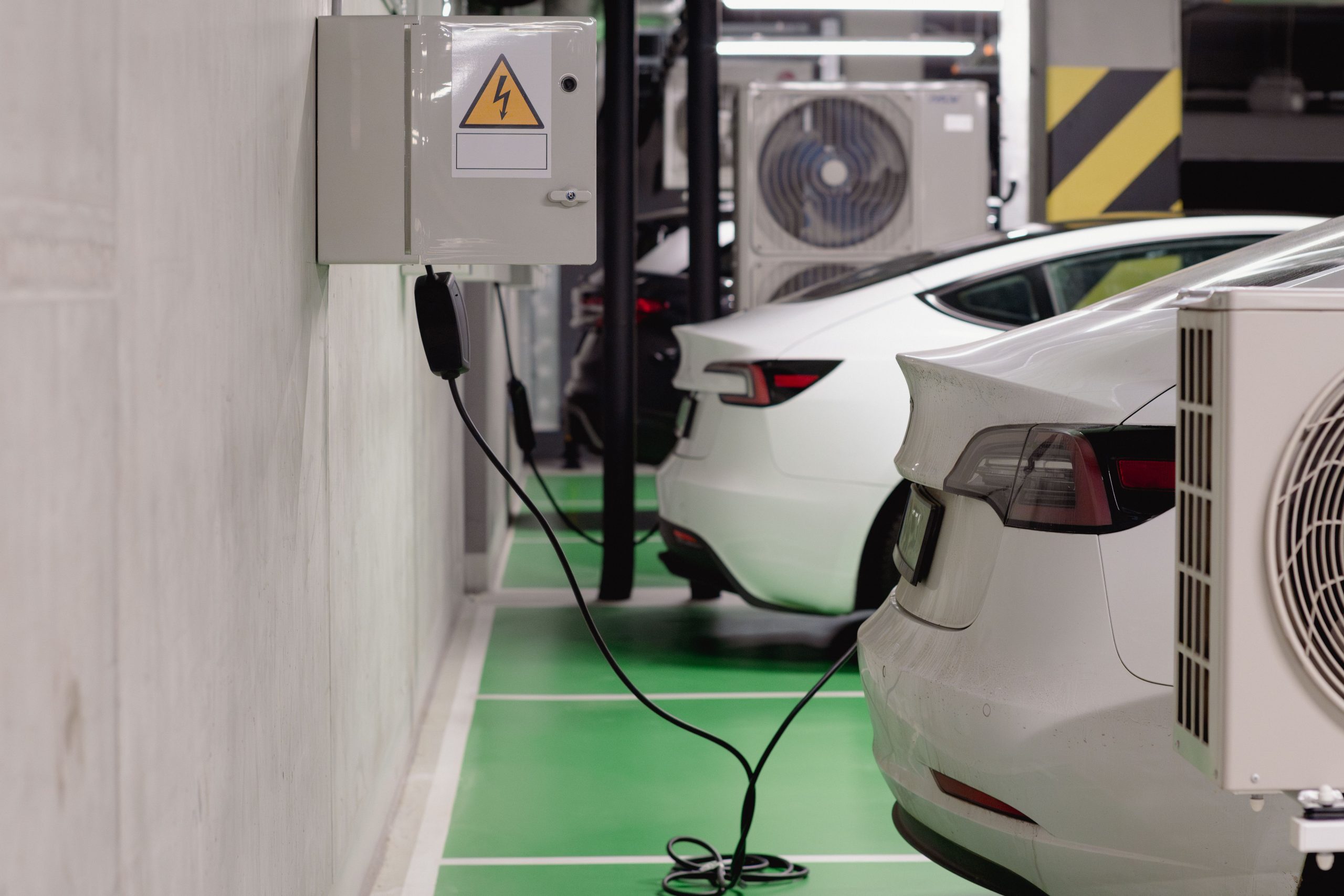 Voitures électriques rechargeant dans un parking souterrain