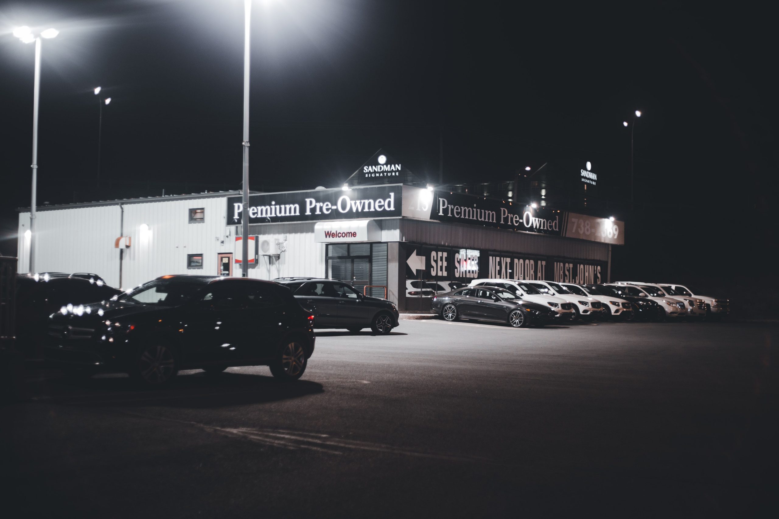 Parc automobile eclaire avec vehicules prestige