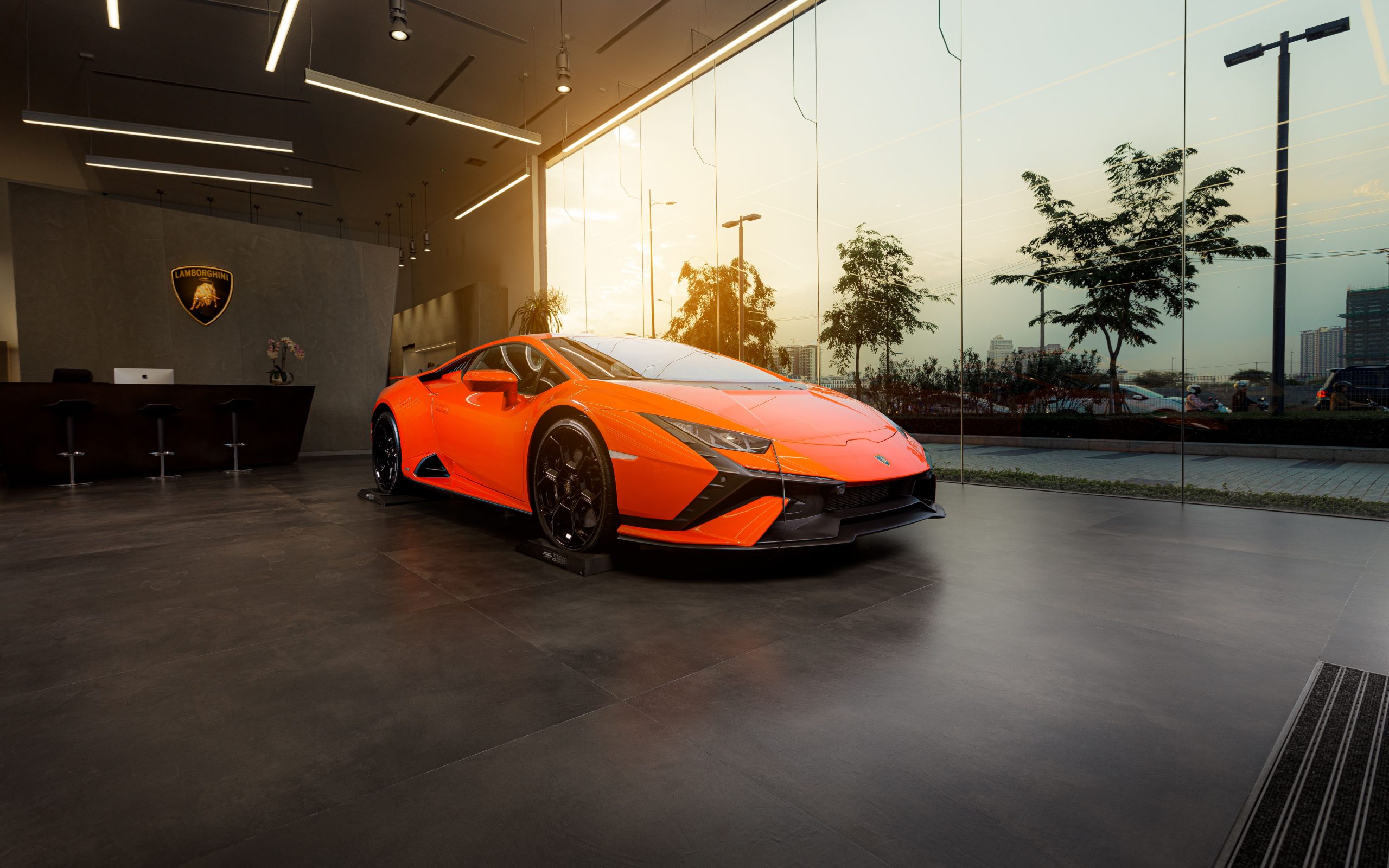 Lamborghini Huracan orange exposée dans un showroom moderne