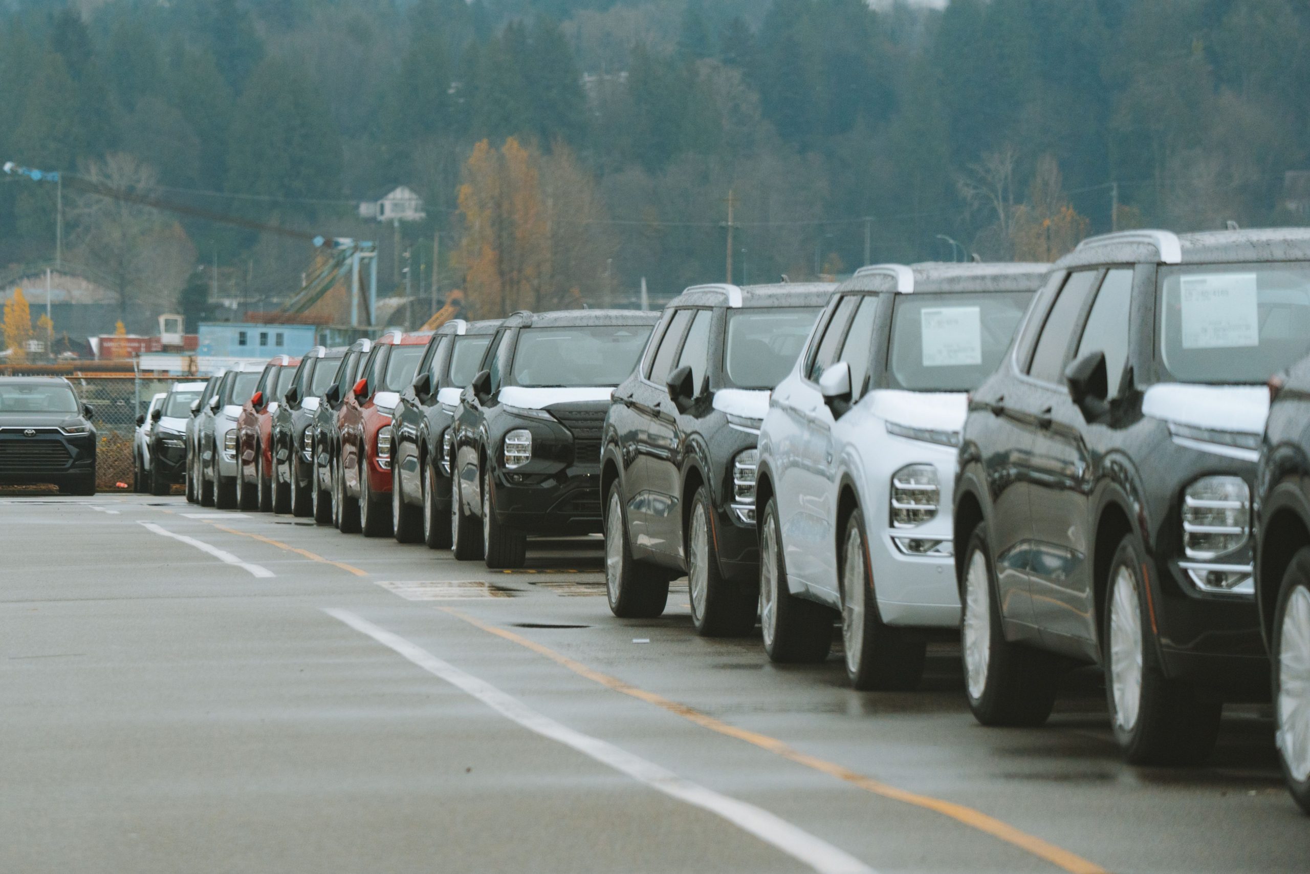 Rangée de SUV neufs garés chez un concessionnaire
