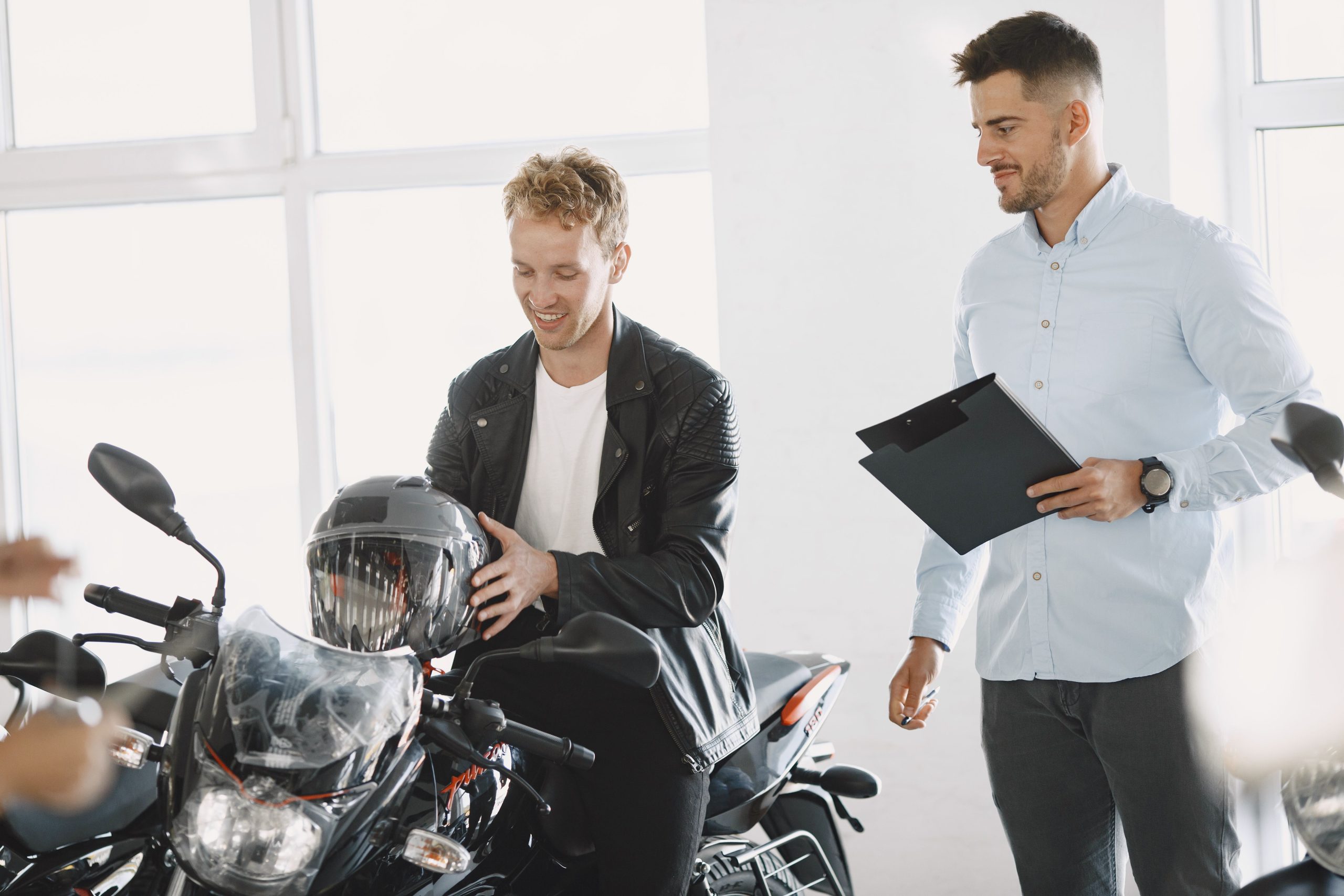 Deux hommes discutant d'un achat de moto