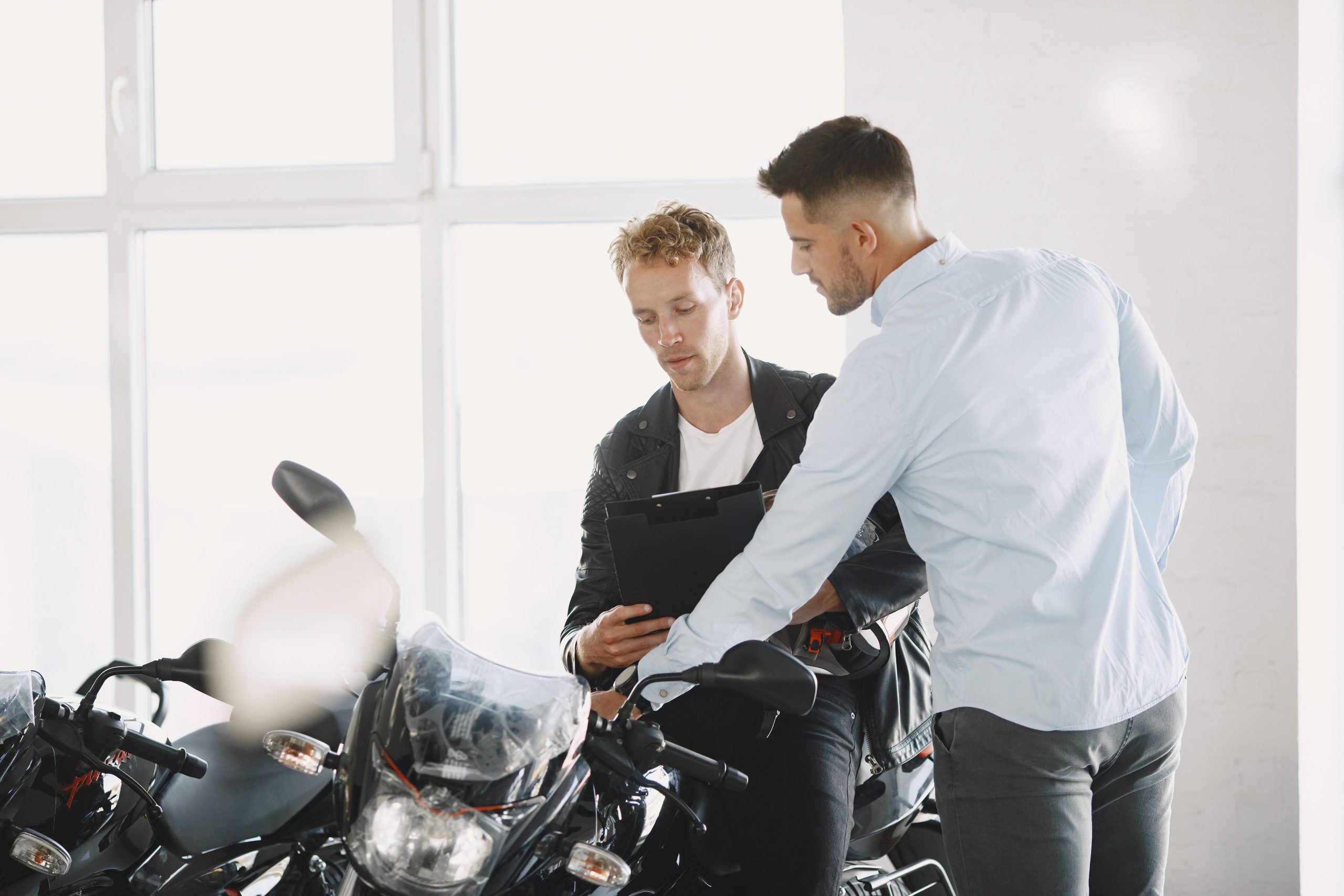 Deux adultes échangeant en concession moto