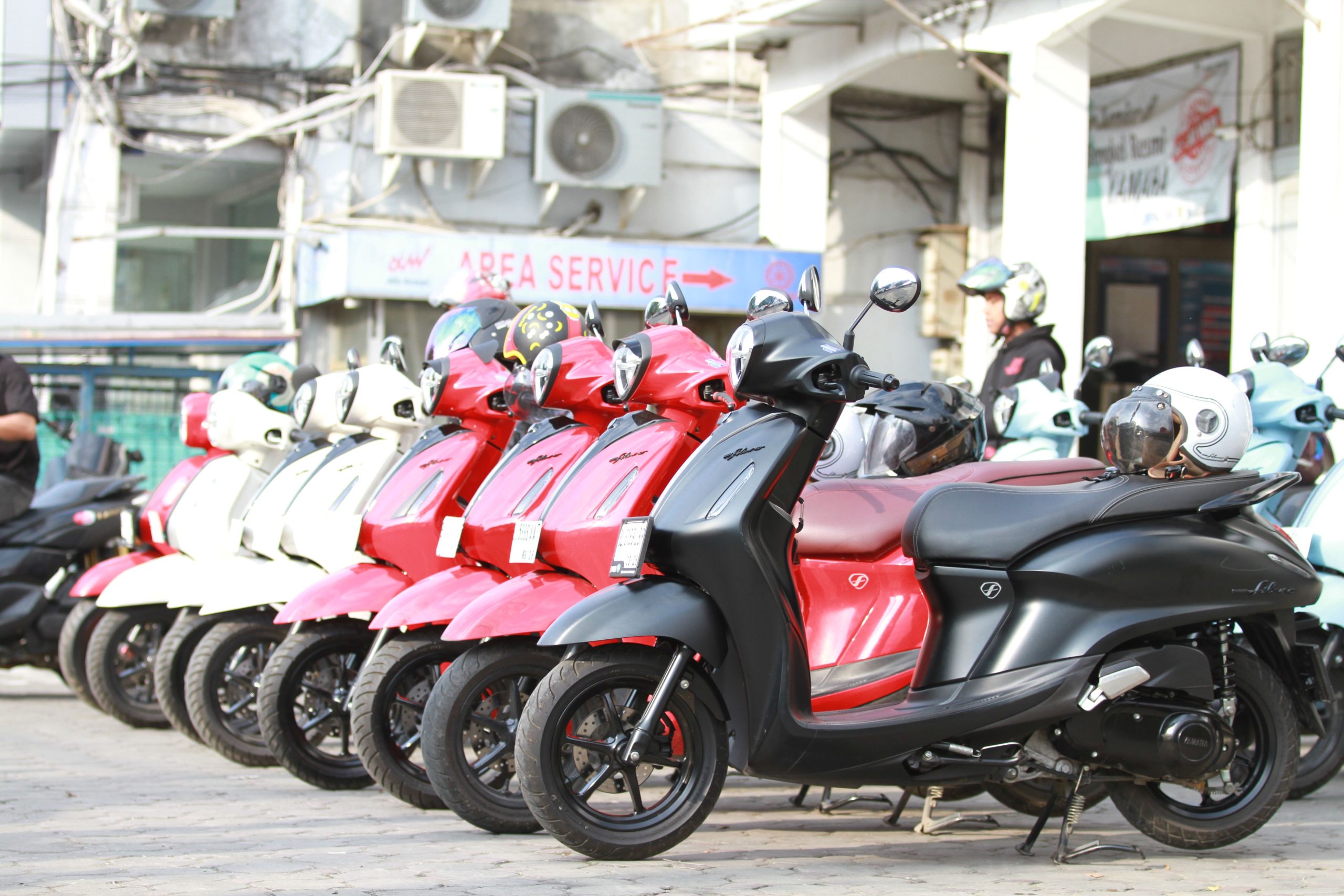 Scooters modernes alignes exterieur service