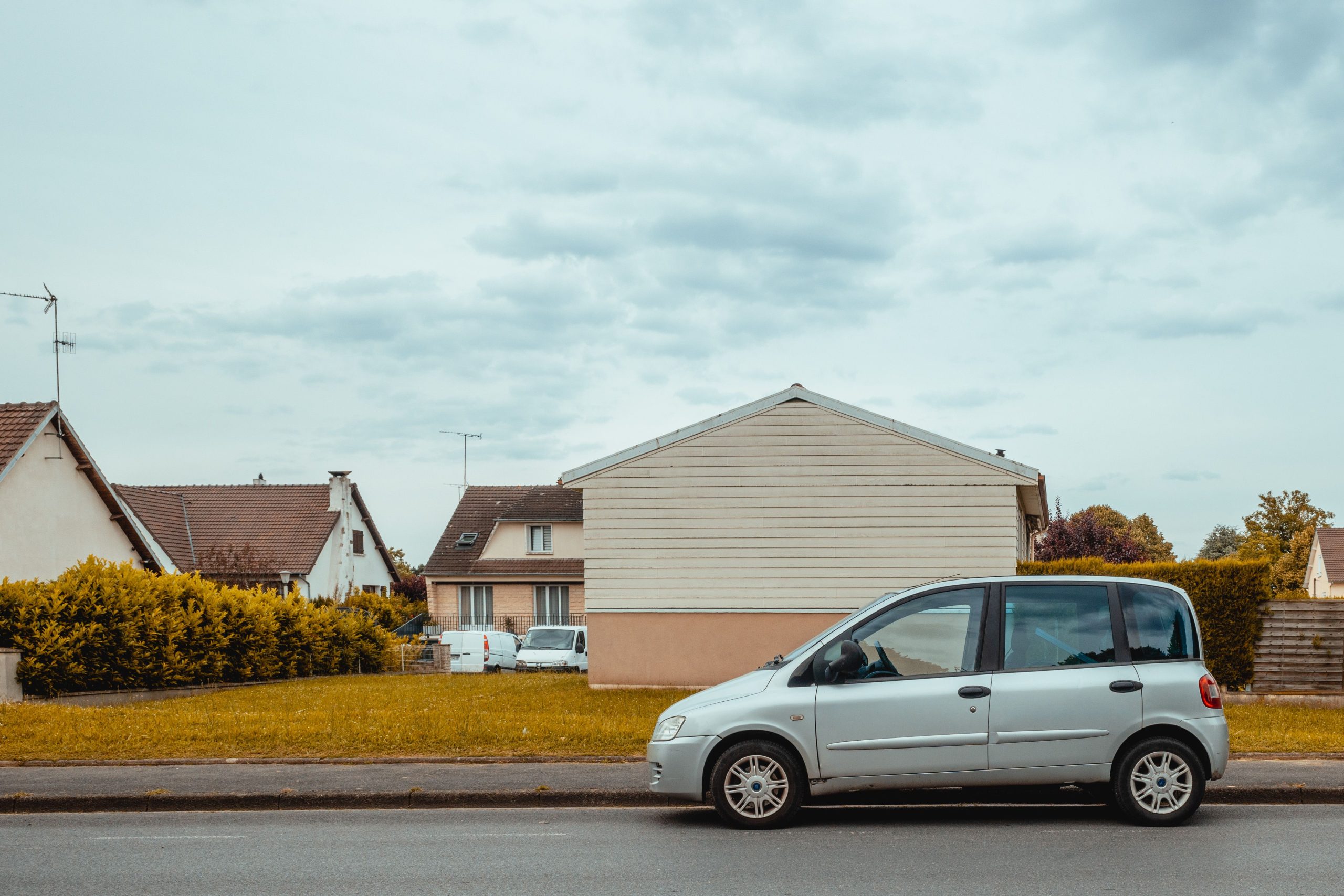 Voitures garées dans un quartier résidentiel