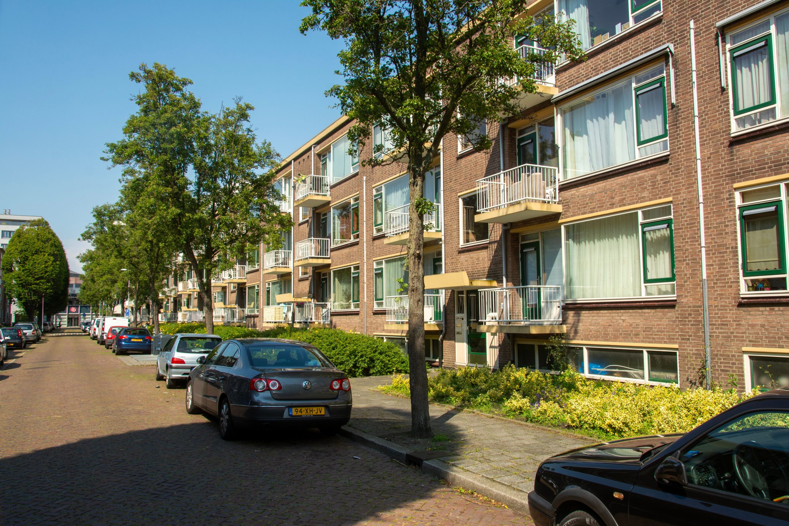 Façade d'immeubles résidentiels par une journée ensoleillée