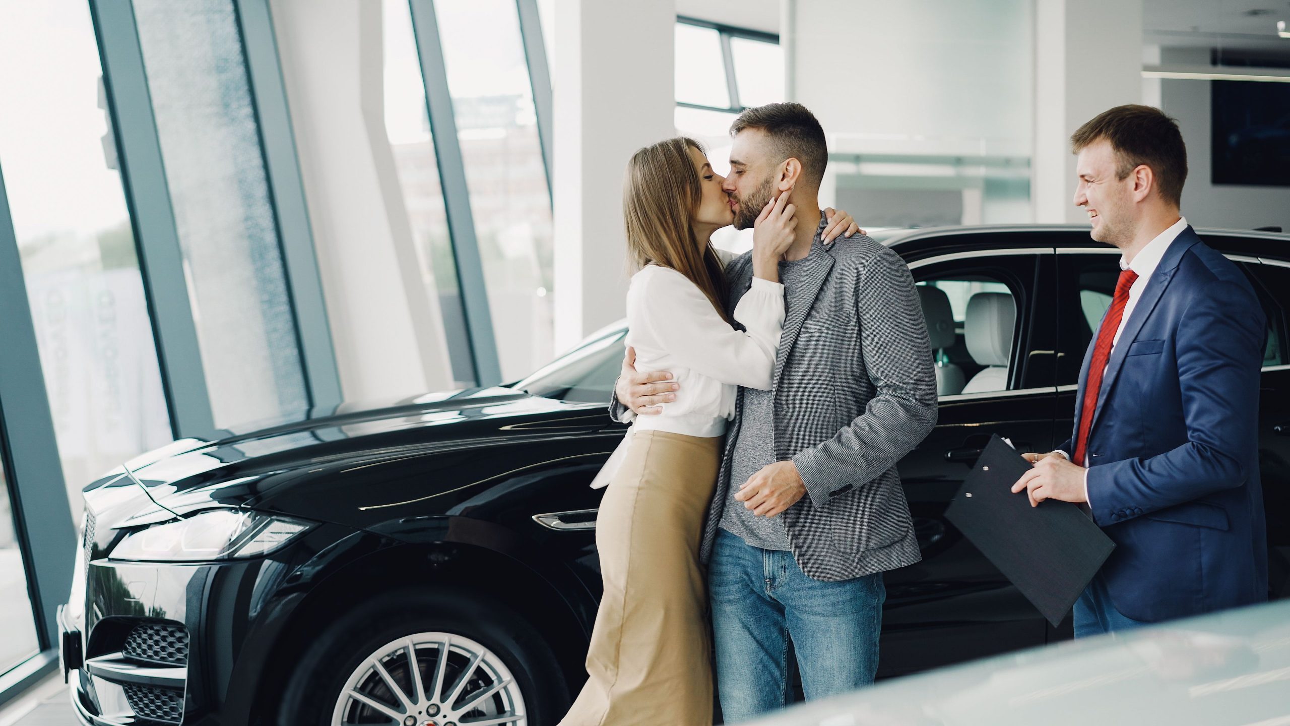 Jeune couple heureux après achat automobile