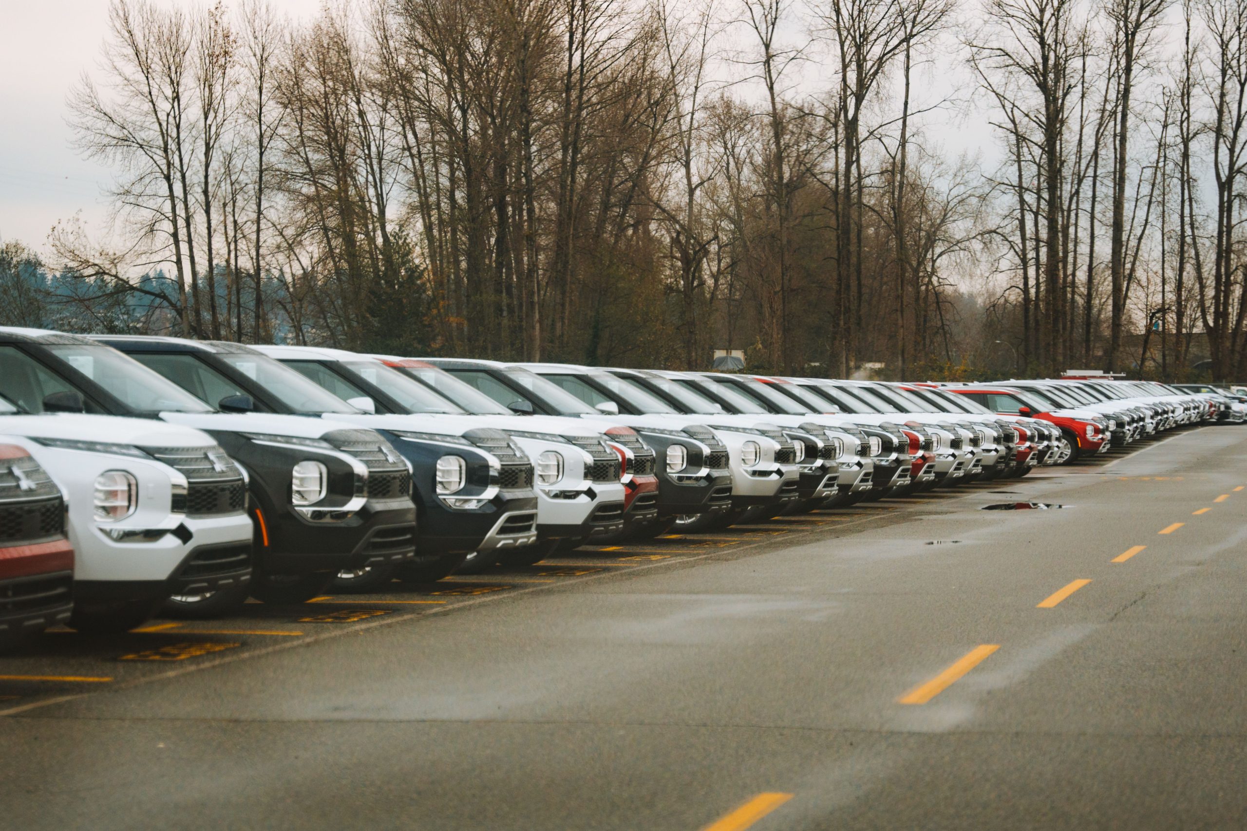Rangée de SUV neufs sur un parking