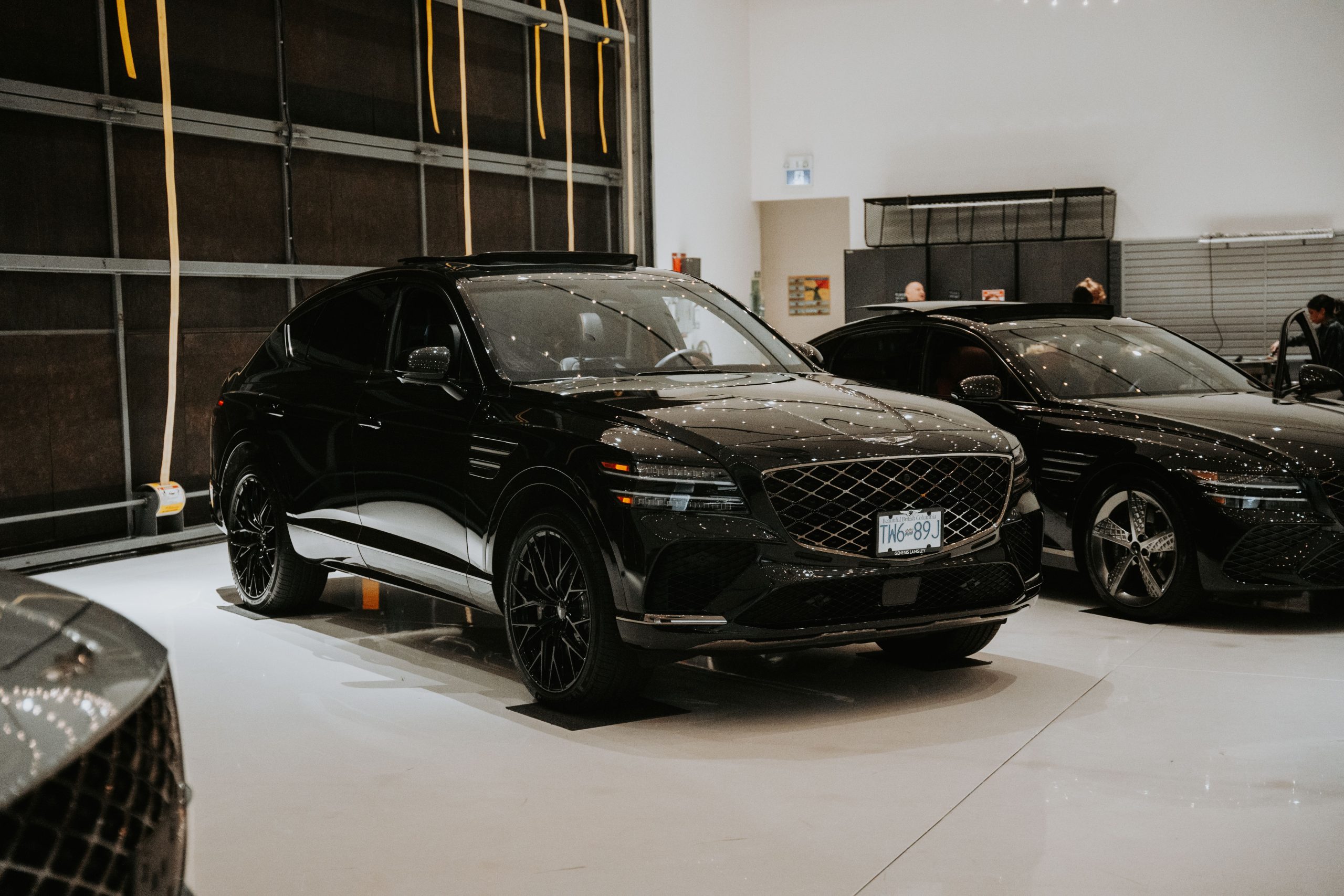SUV noirs luxueux exposés en showroom
