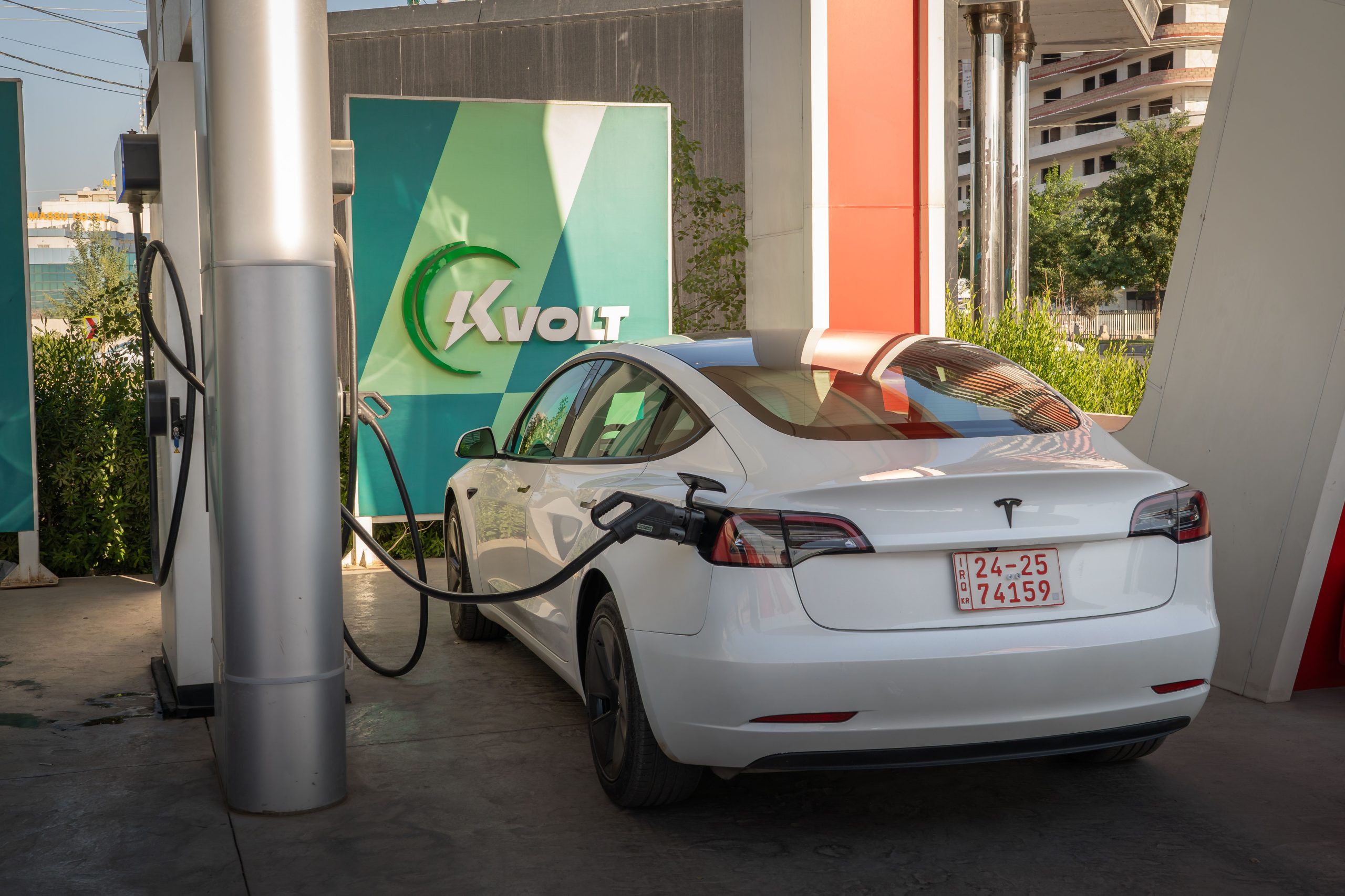 Tesla Model 3 blanche recharge à station extérieure
