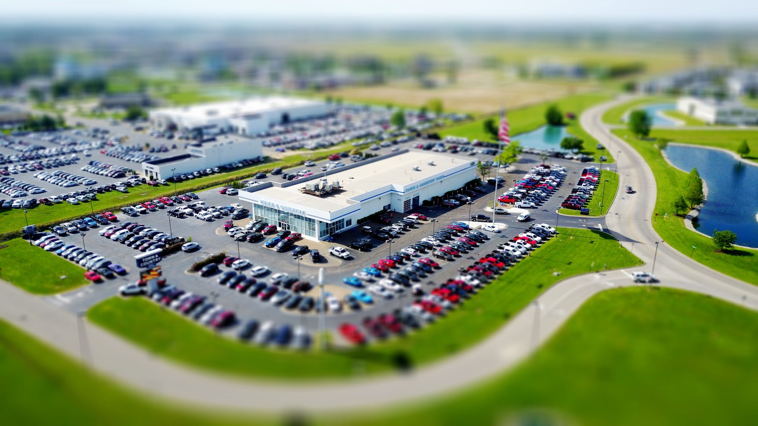 Vue aérienne concession automobile voitures garées