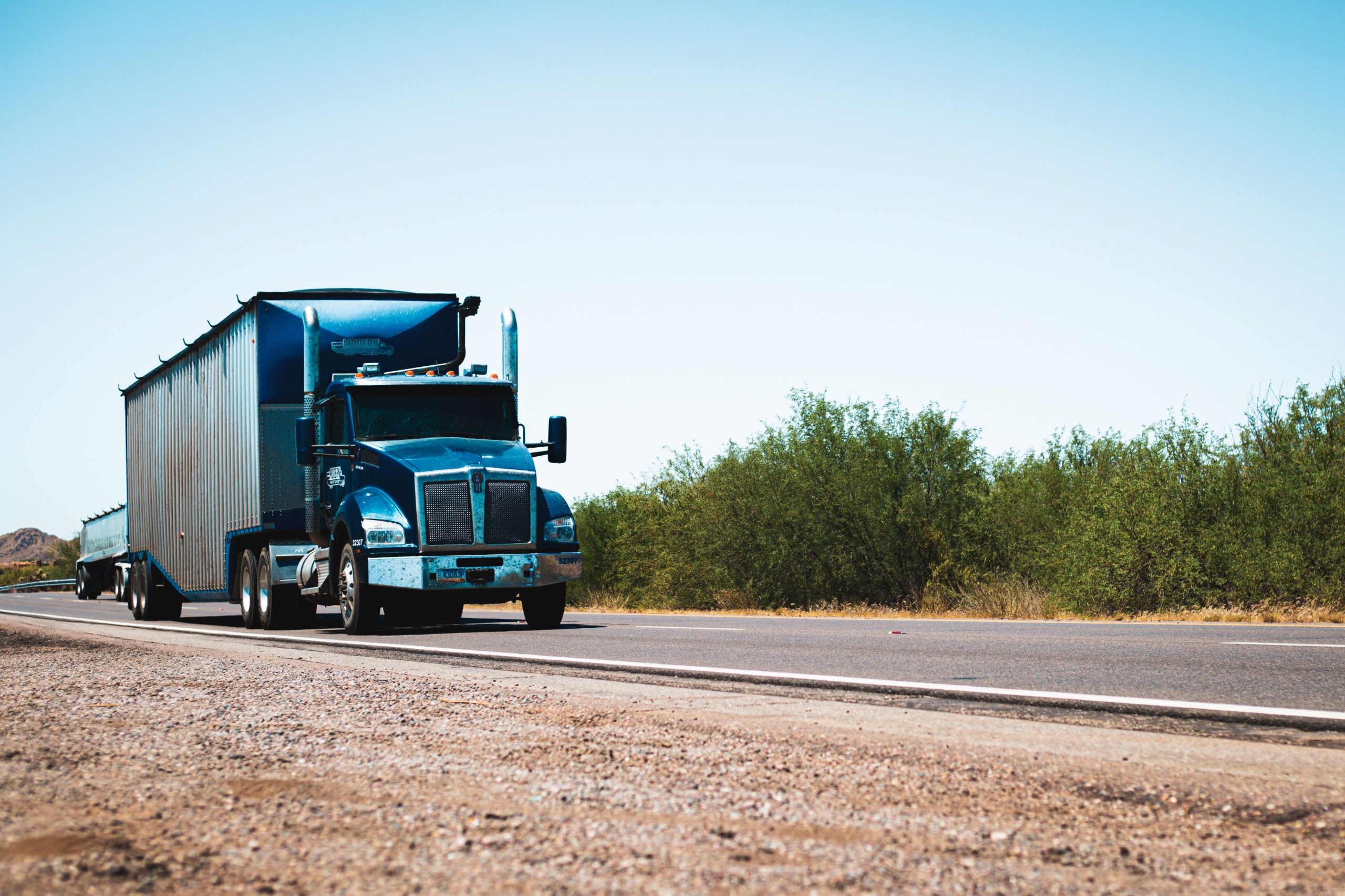 Semi-remorque bleu Volvo VNL sur autoroute