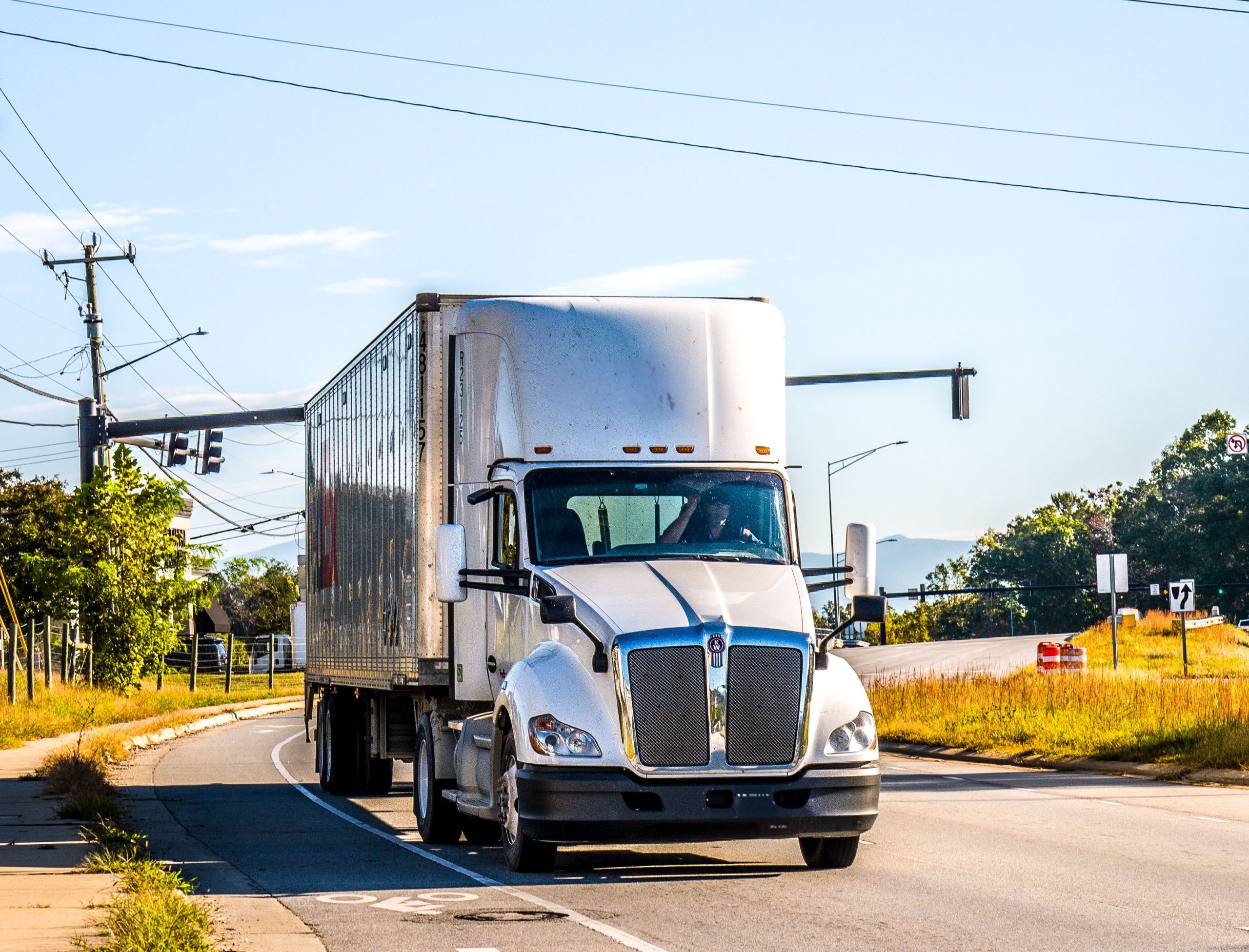 Camion blanc Volvo VNL sur route rurale