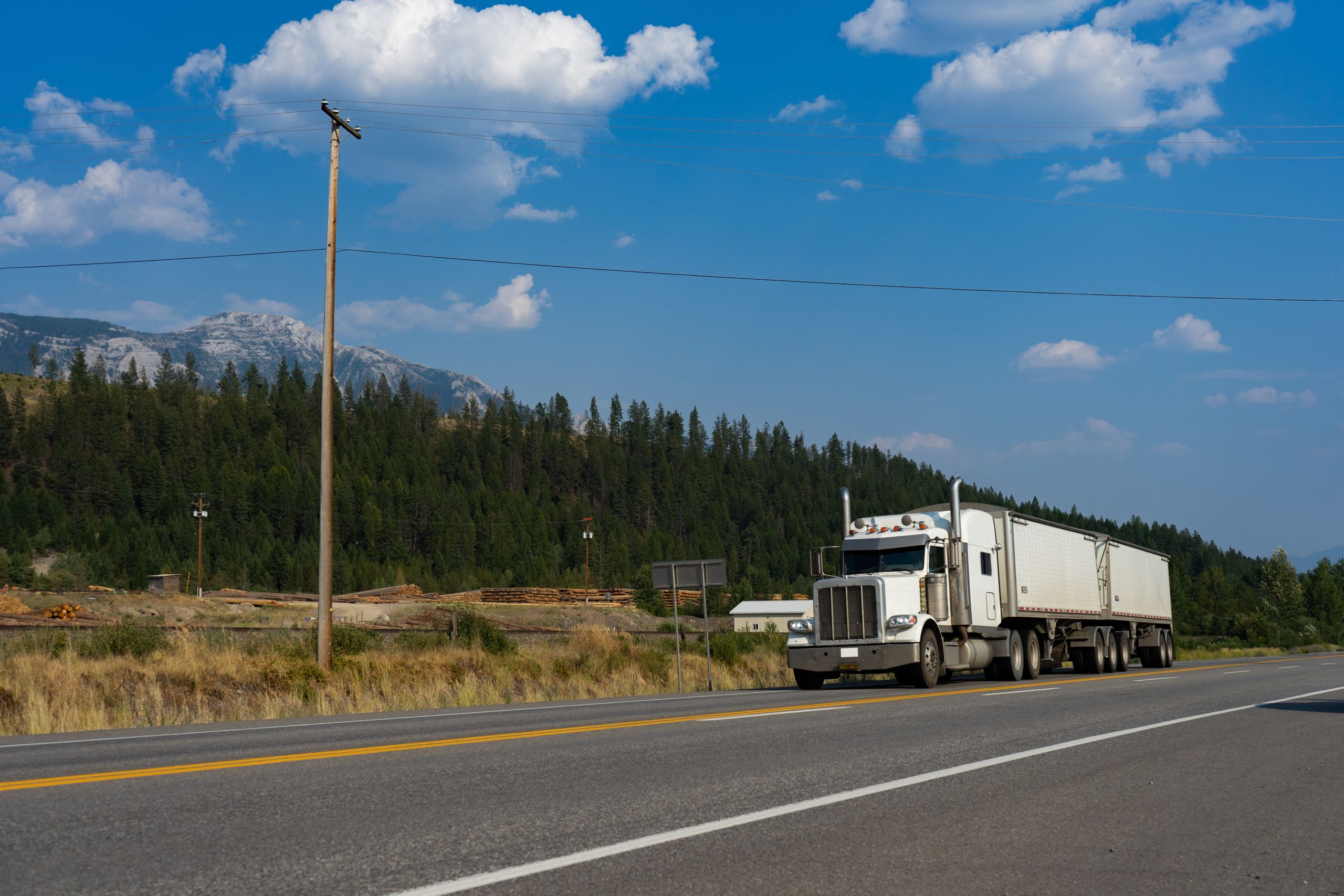 Volvo VNL blanc roulant près des montagnes