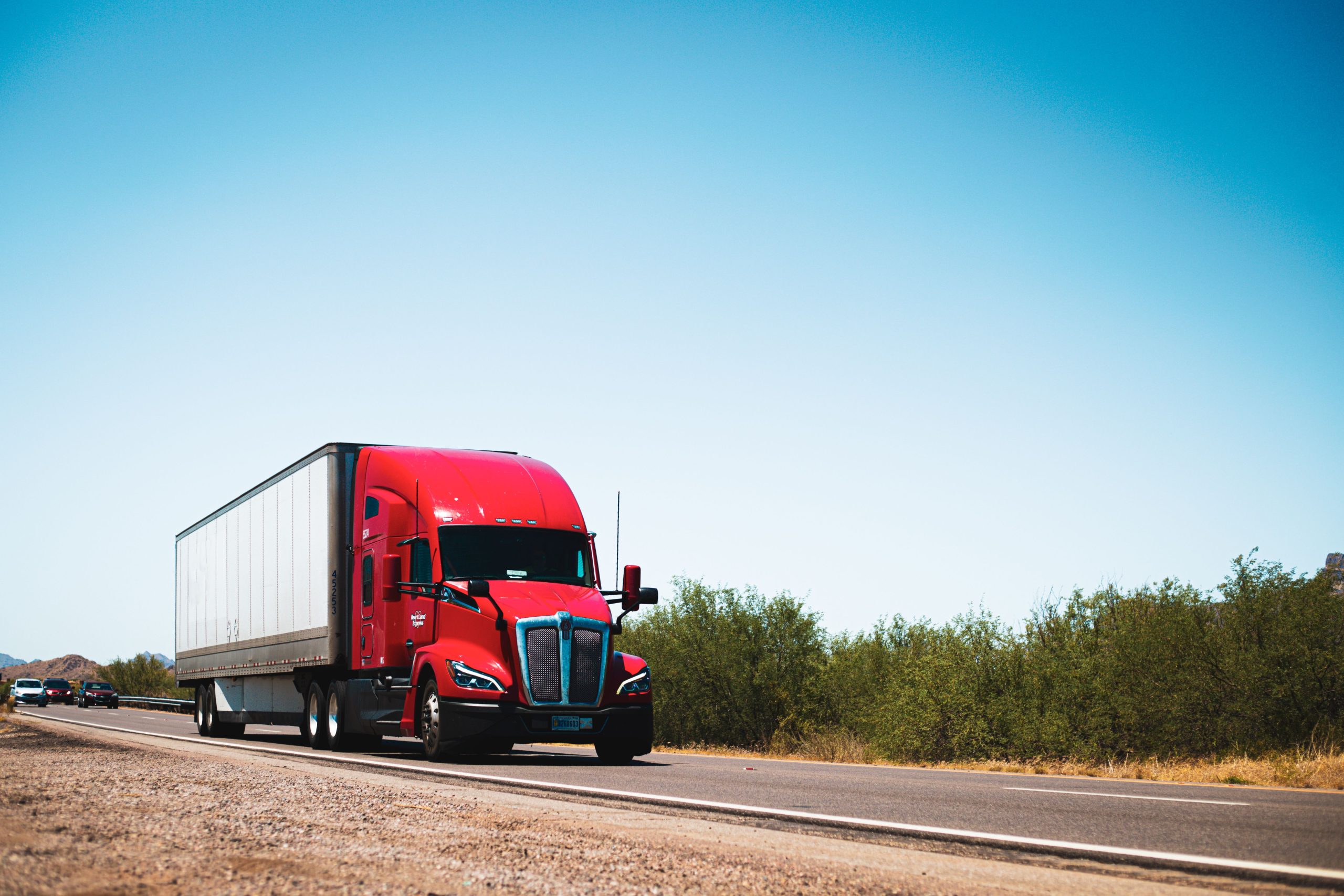 Tracteur routier rouge Volvo VNL en route